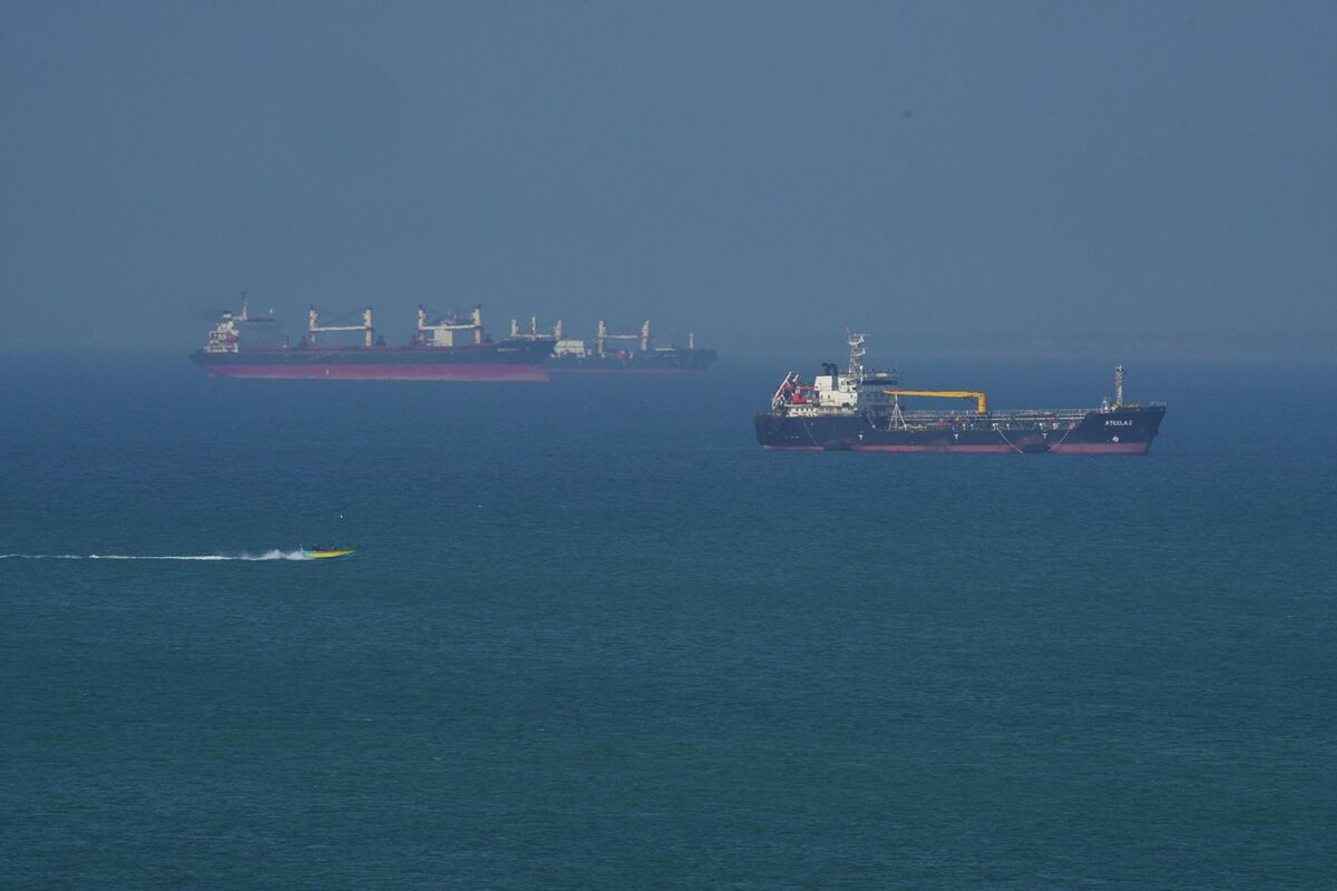 Saudi, UAE Oil Shipments Navigate Hormuz as Iran Tightens Control