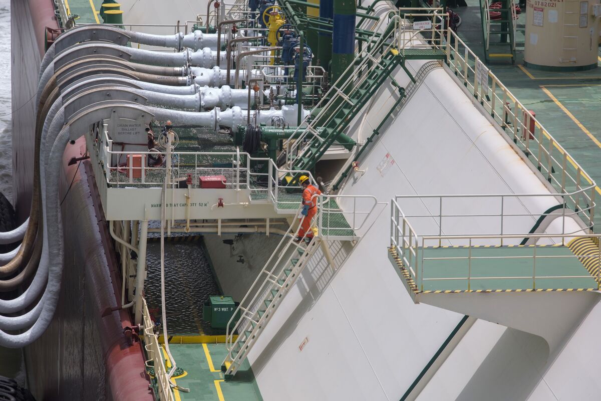 Pakistan Seeks Iran’s Approval for More Qatari LNG Shipments Through Hormuz