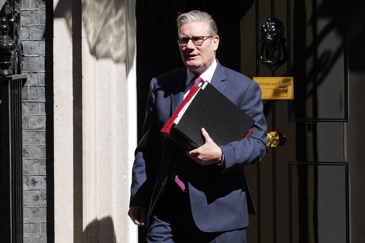 UK Gilts Drop as Labour’s Starmer Faces Calls to Resign After Election Losses