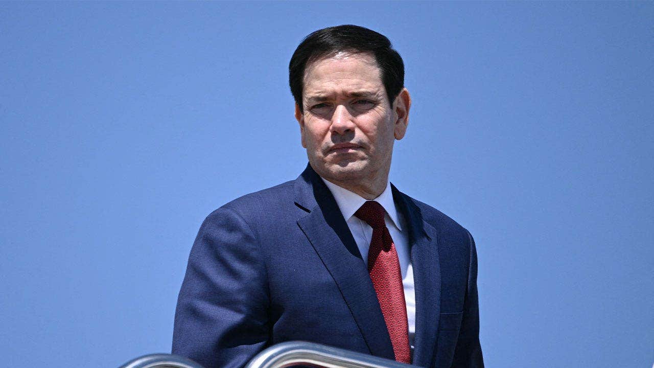 Rubio wears Nike tracksuit on Air Force One, sparks viral Maduro memes