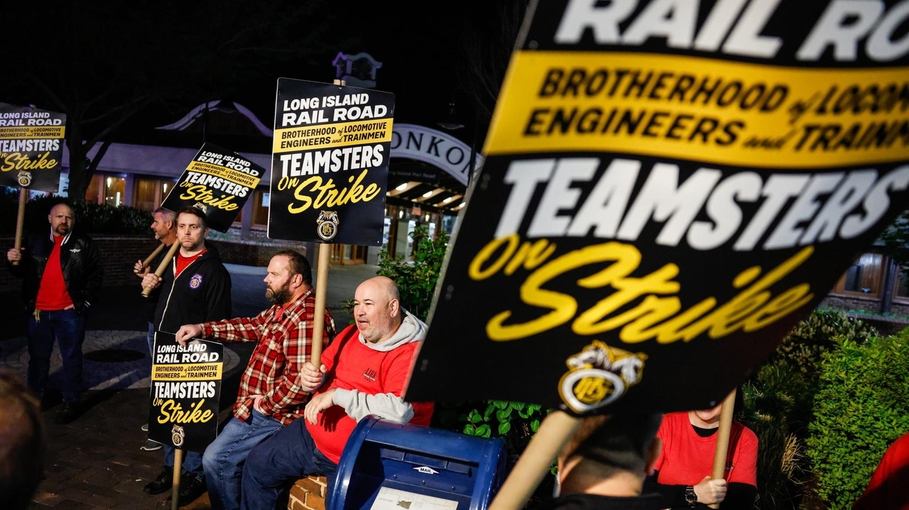 LIRR workers strike, shutting down country's largest commuter rail