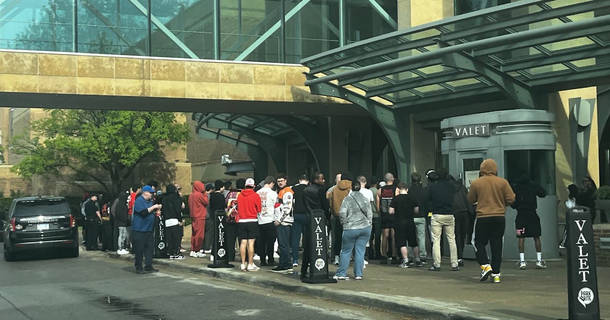 Large crowd at Troy's Somerset Mall prompts police response during watch release