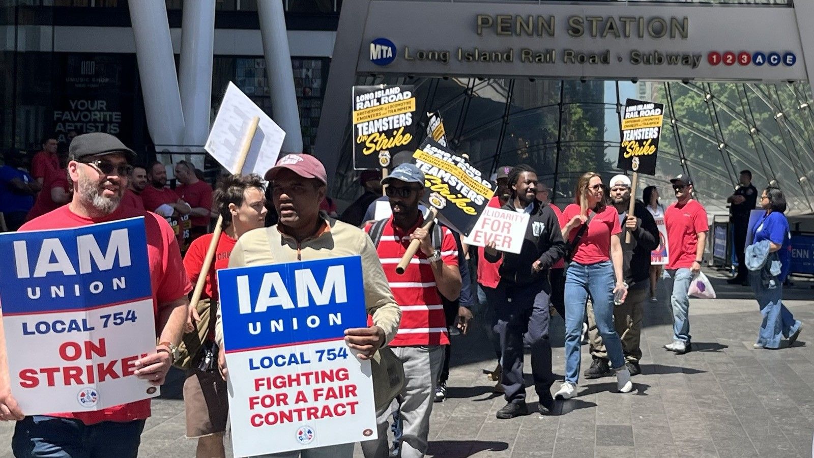 Long Island Rail Road workers strike; Mamdani supports scabbing operations