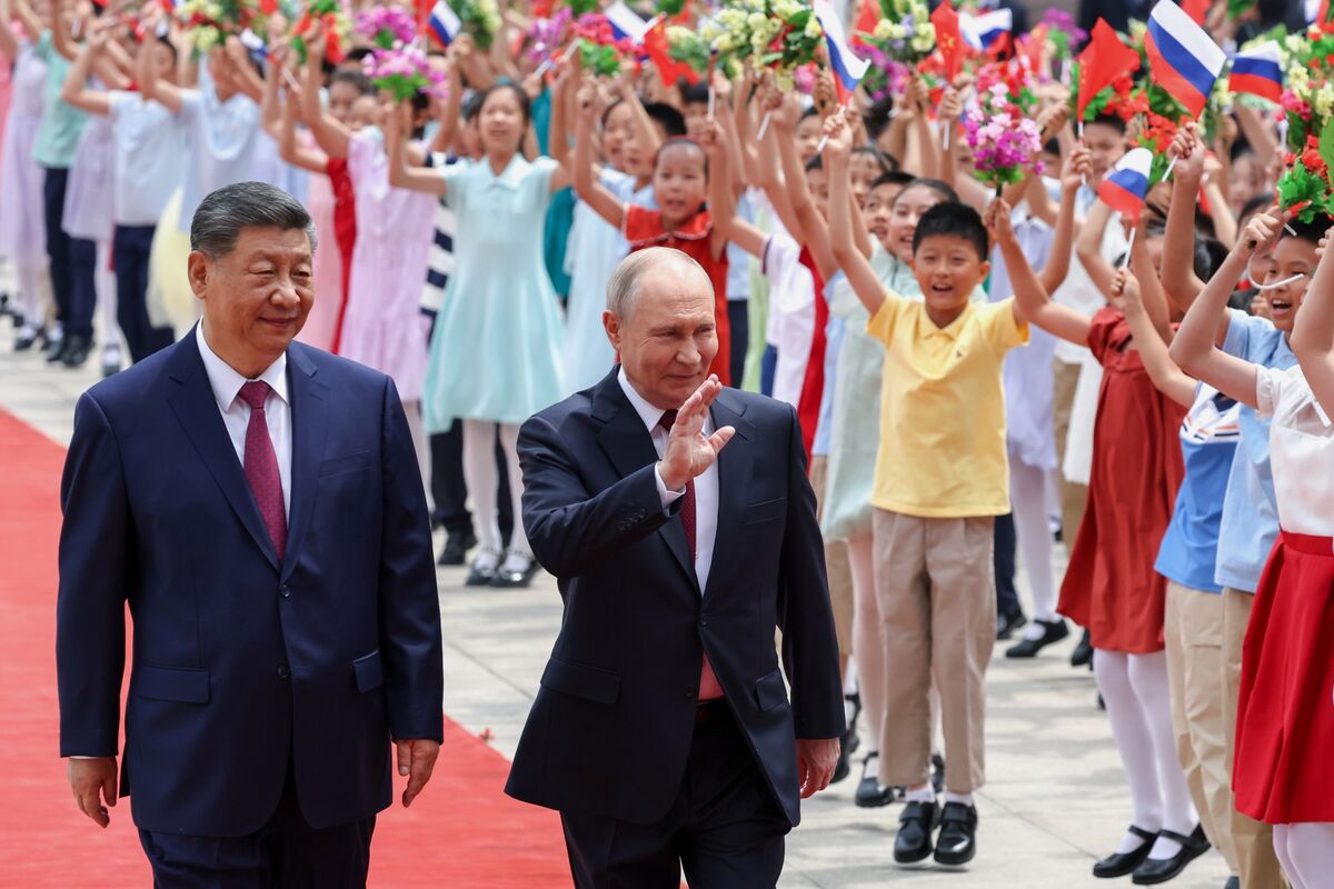 Spot the Difference: Putin Gets Trump Treatment From Xi in China