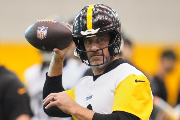 Pittsburgh Steelers quarterback Aaron Rodgers (8) throws during NFL football practice in Pittsburgh, Wednesday, May 20, 2026. (AP Photo/Gene J. Puskar)