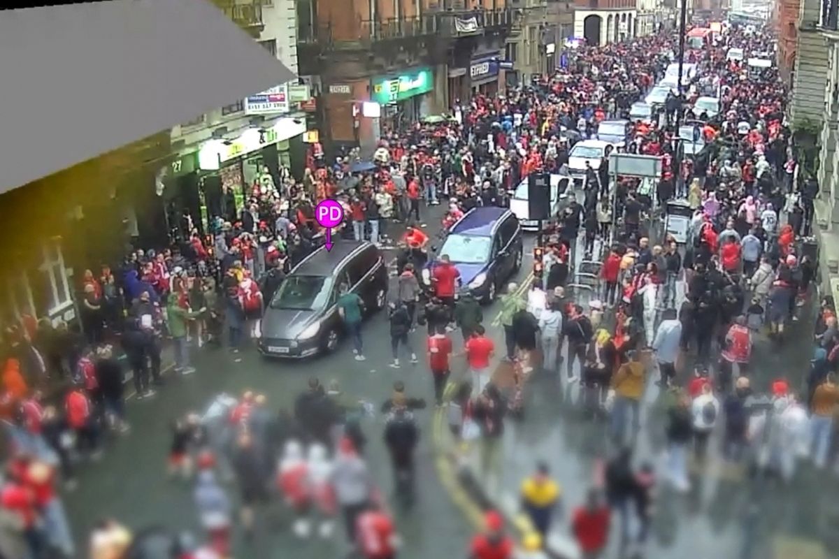 Paul Doyle's car shown marked as 'PD' making its way through the crowds