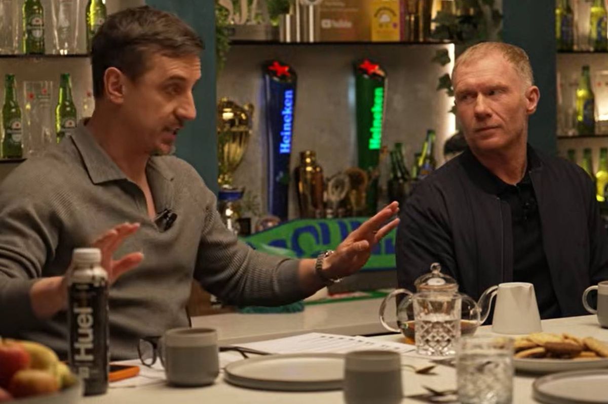 Paul Scholes looking at Gary Neville