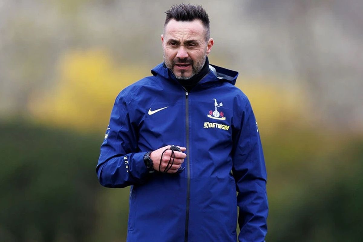 Roberto De Zerbi during a Tottenham Hotspur training session