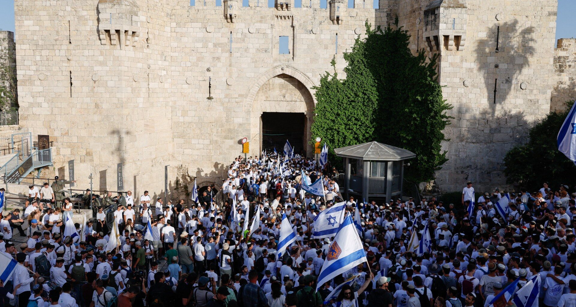 Israeli ultranationalists chant racist slogans during Jerusalem Day march | Israel-Palestine conflict News