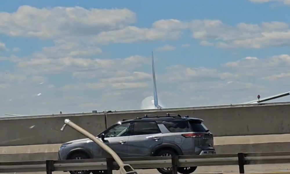 United flight strikes truck, light pole while landing at Newark airport