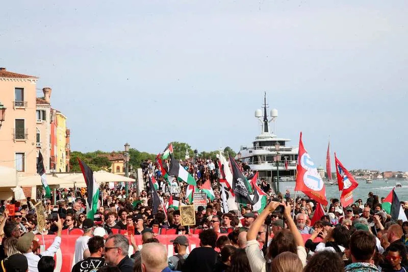 People wave Palestinian flags as they take part in a demonstration against the presence of Israeli and Russian pavilions at the Venice Biennale. (zu dpa: «Thousands protest Israel's participation in Venice Biennale») Paola Garbuio/LaPresse via ZUMA Press/dpa