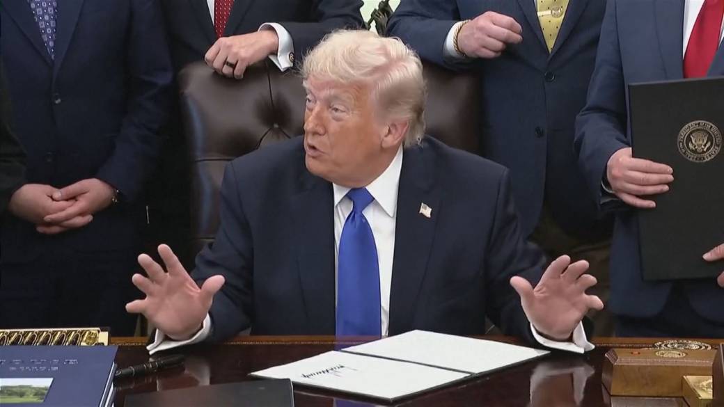 Click to play video: 'Trump signs order to revive parts of Keystone XL pipeline'