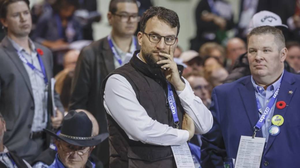 Click to play video: 'Separatist leader behind voter list leak ‘not cooperating’: Elections Alberta'