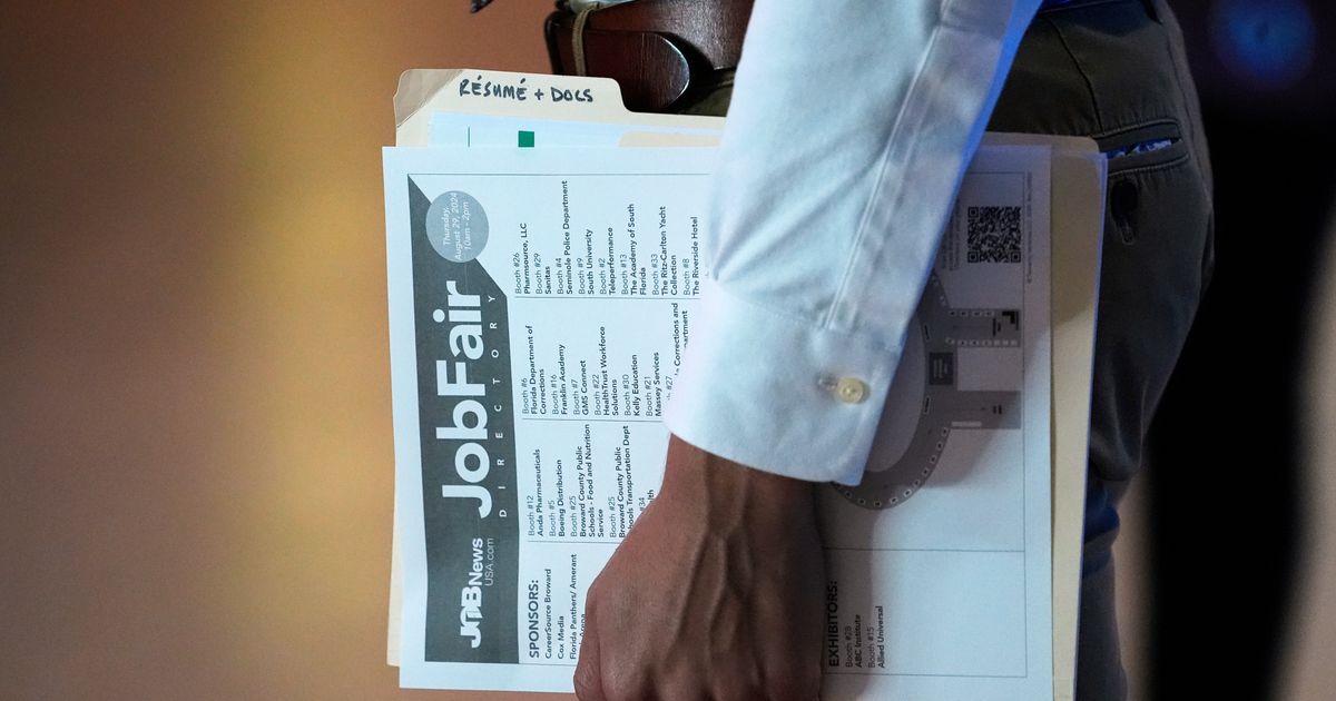 US filings for jobless benefits hits 211,000 as the war in Iran drags on, clouding economic forecast :: WRAL.com
