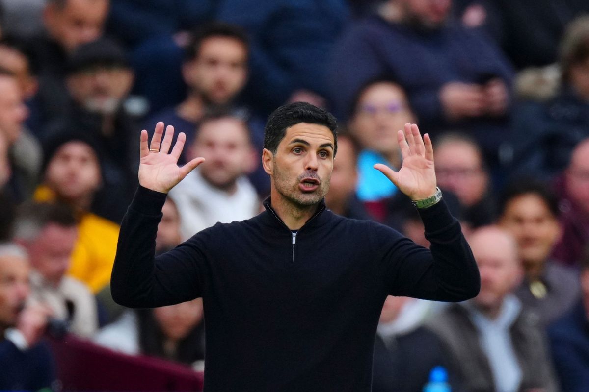 Mikel Arteta reacts on the touchline