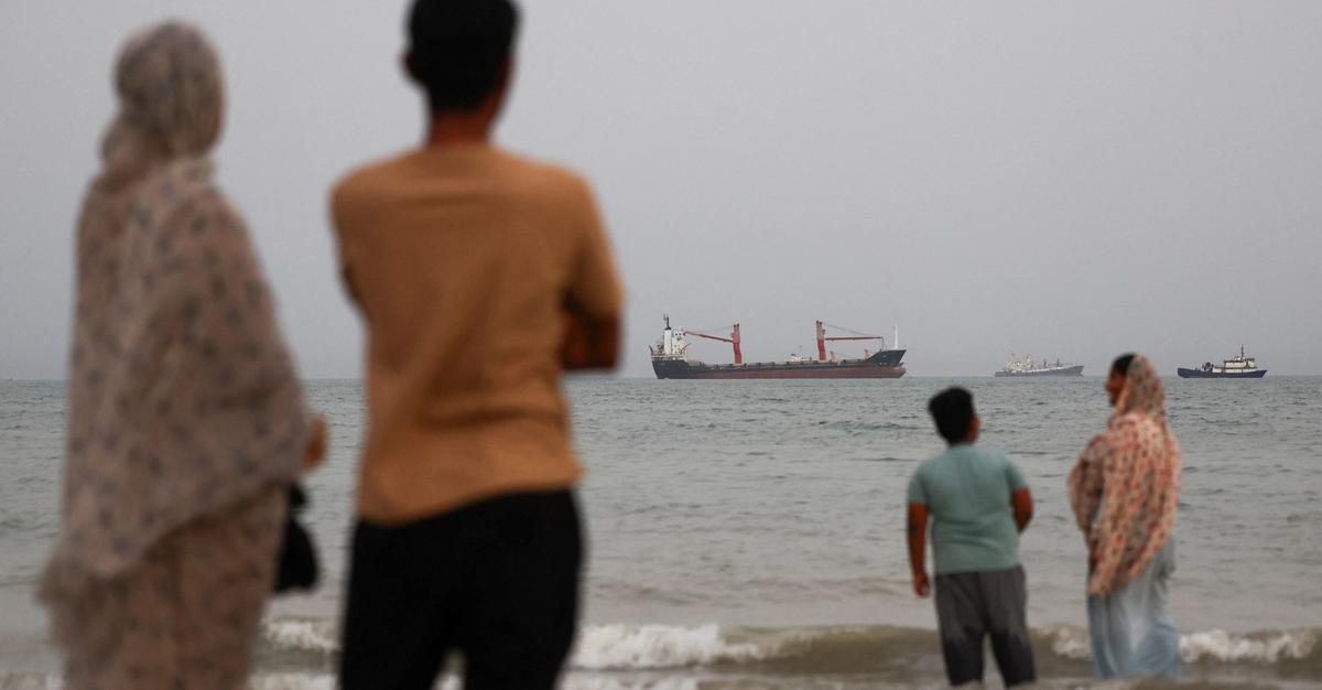 Live - Iran downplays deal hopes as Pakistan pushes talks and US weighs strikes