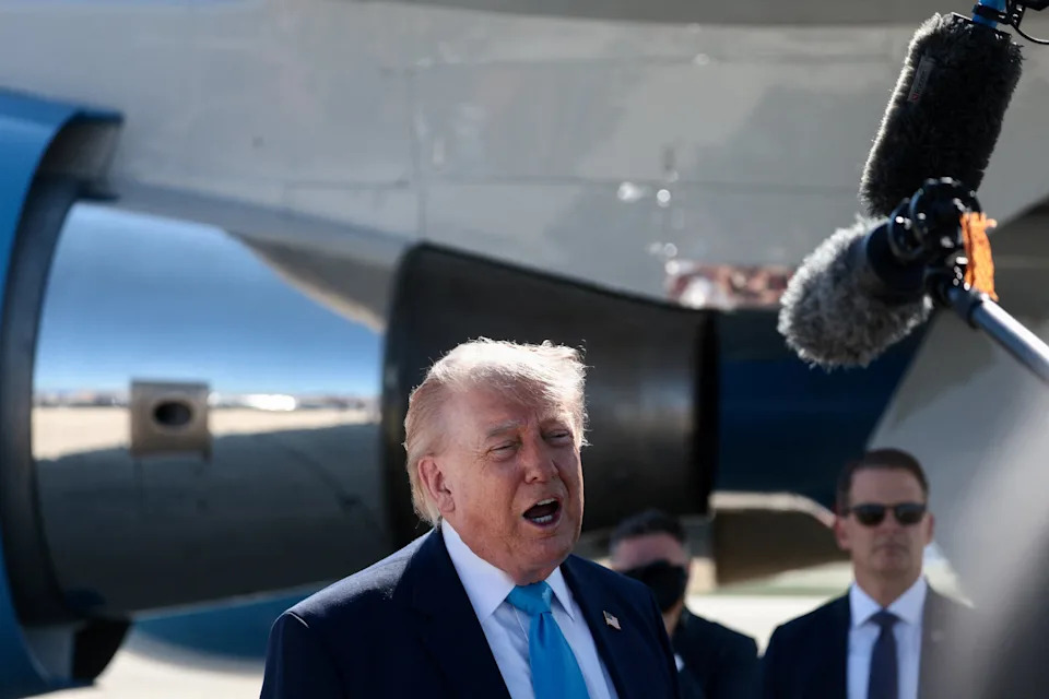 Trump has suggested he may soon resume attacks on Iran. / Evelyn Hockstein / REUTERS