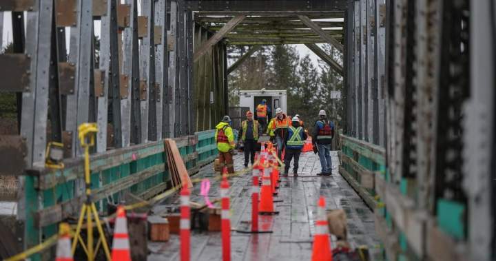 Union for hundreds of Metro Vancouver workers announces overtime ban