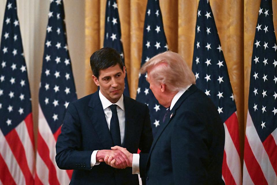 Kevin Warsh (L) shakes hands with U.S. President Donald Trump after being sworn in as the new Chairman of the Federal Reserve in the East Room of the White House on May 22, 2026 in Washington, D.C. (Roberto Schmidt/Getty Images)