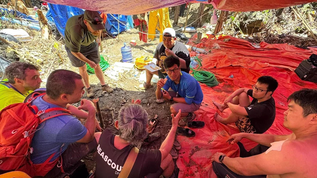 Laos cave survivors help with plan to find last two missing men