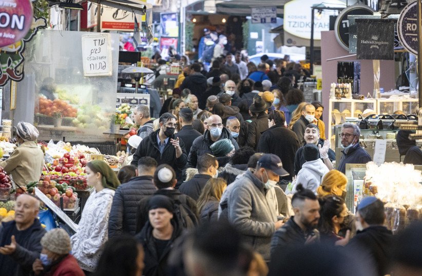 People some with face masks shop for grocery at the mahane Yehuda market in Jerusalem on January 13, 2022.