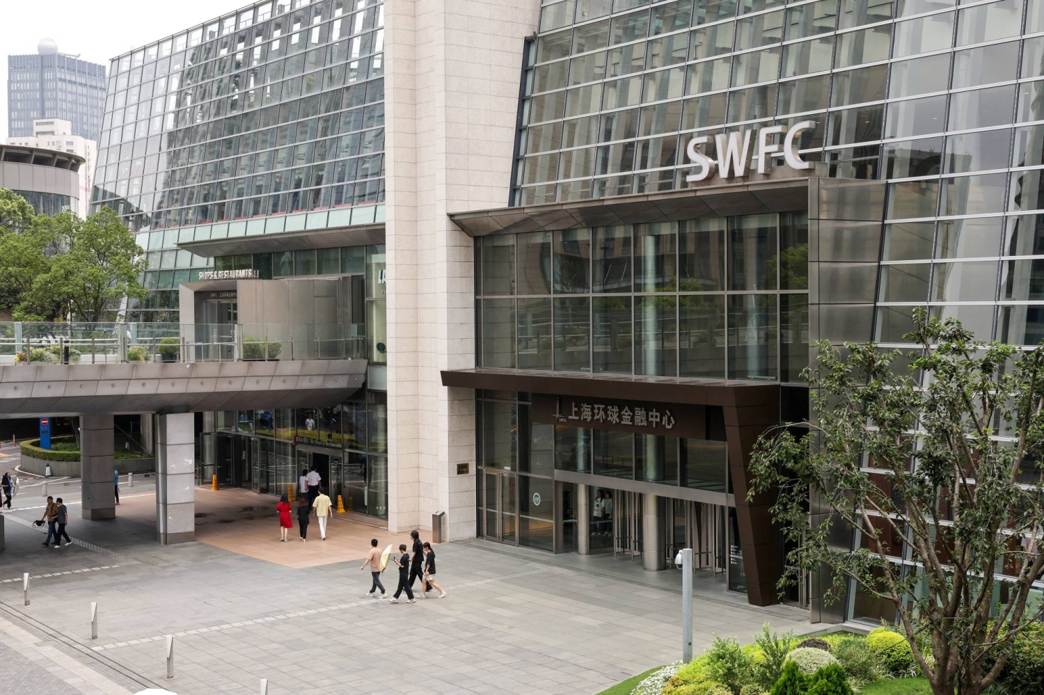 Two Japanese attacked with knife at Shanghai restaurant