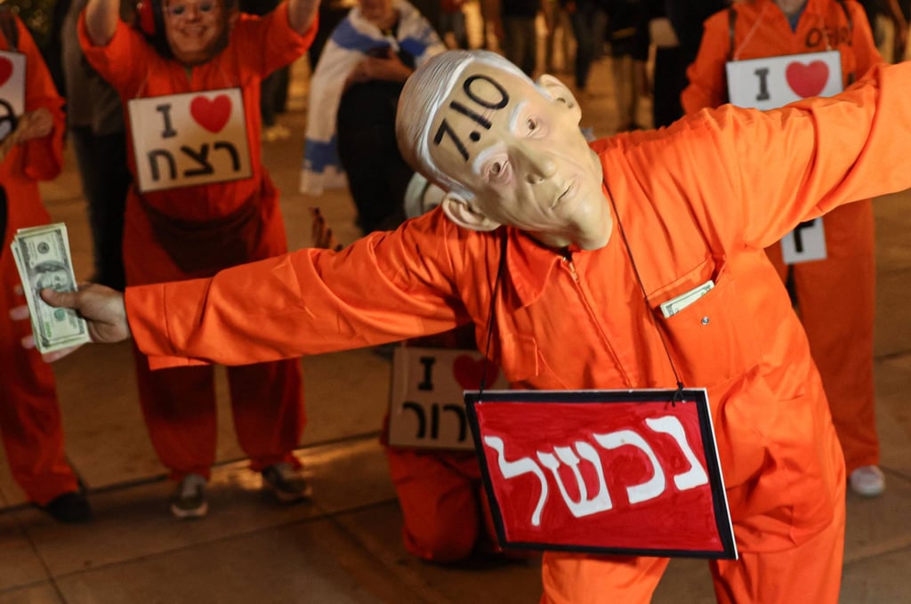 An Israeli activist wearing a mask of Benjamin Netanyahu and holding US dollars protests against the government and the ongoing war with Iran in Tel Aviv on May 2. Photo: AFP