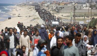 Displaced people try to return to northern Gaza Strip, crossing the bridge over the estuary of the Wadi Gaza