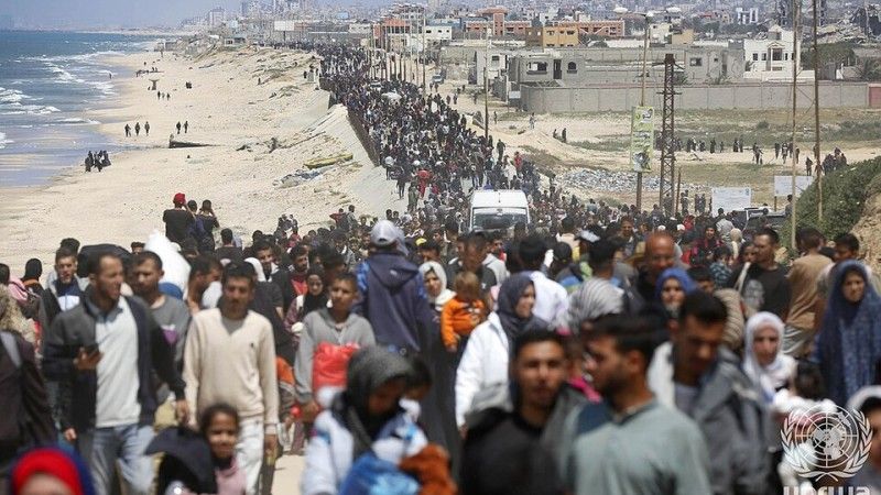 Displaced people try to return to northern Gaza Strip, crossing the bridge over the estuary of the Wadi Gaza