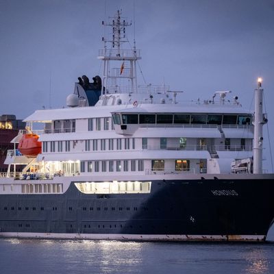 HV Hondius carrying suspected hantavirus cases approaches Port of Granadilla