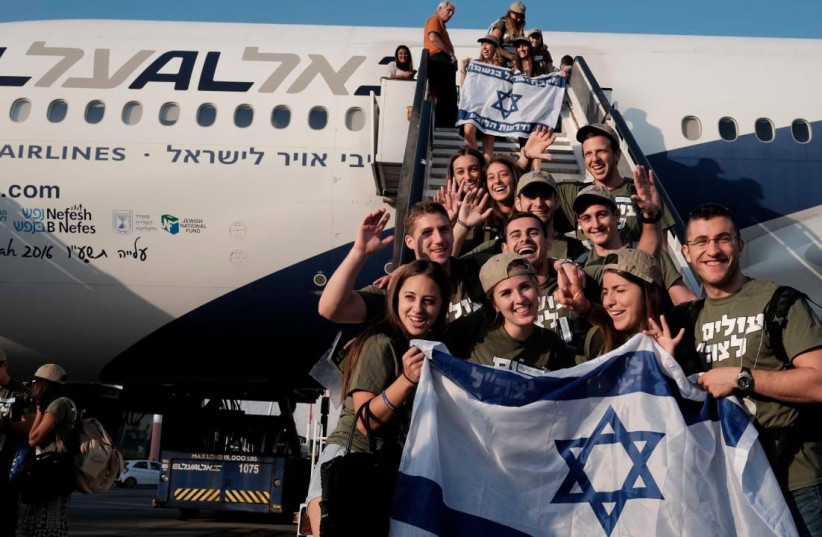 New immigrants from USA and Canada arrive on a special '' Aliyah Flight 2016'' on behalf of Nefesh B'Nefesh organization, at Ben Gurion airport in central Israel on August 17, 2016.