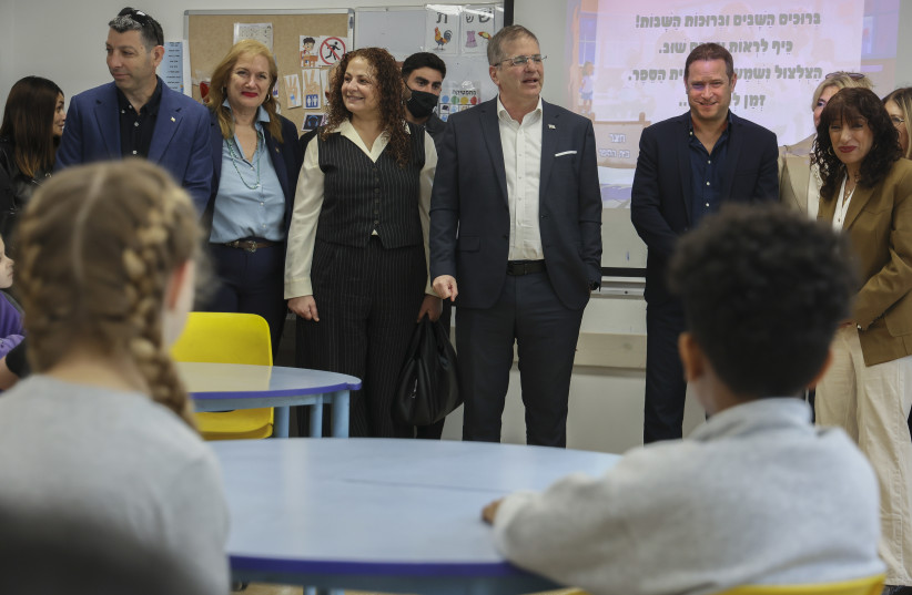 Israeli Education Minister Yoav Kisch visits a school in Rishon LeZion as children return to classes following a ceasefire in the war with Iran, April 9, 2026.