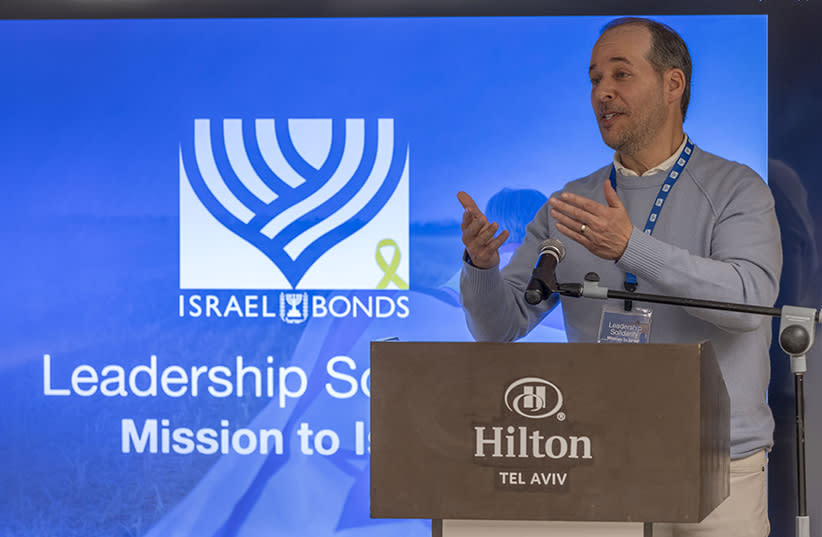 Larry Olschwanger addresses fellow leaders during the Israel Bonds Leadership Solidarity Mission to Israel