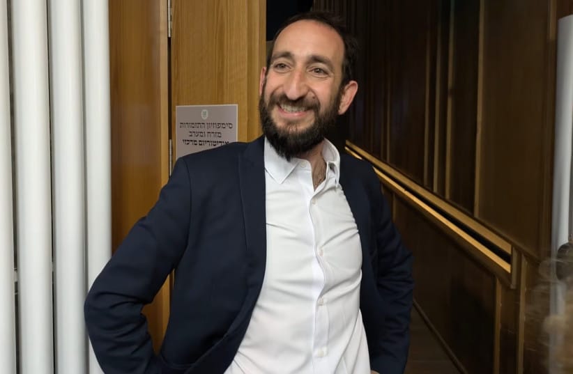 Tom Cohen conducts the youth project of The Jerusalem Orchestra East & West.