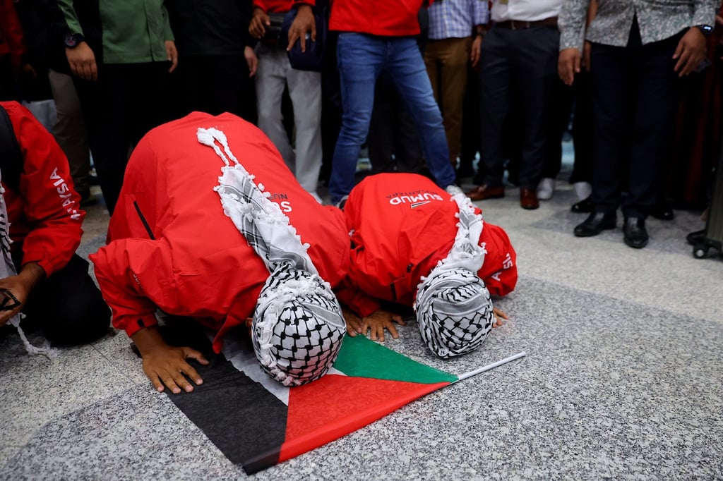 Malaysian Global Sumud Flotilla activists prostrate in prayer after they arrive at Kuala Lumpur International Airport in Malaysia following their detention by Israeli forces, Sepang, Malaysia, on October 7 last year. Photo: EPA