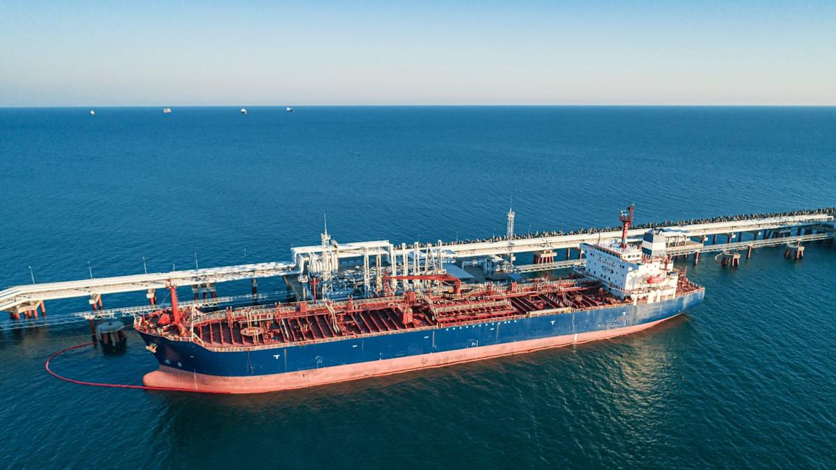 Brent, WTI gain after Iran talks uncertainty and US inventory drop