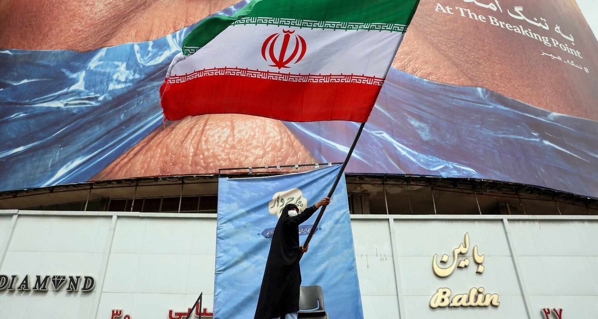 Iran threatens Hormuz shipping, as Trump said to shelve strikes amid diplomacy