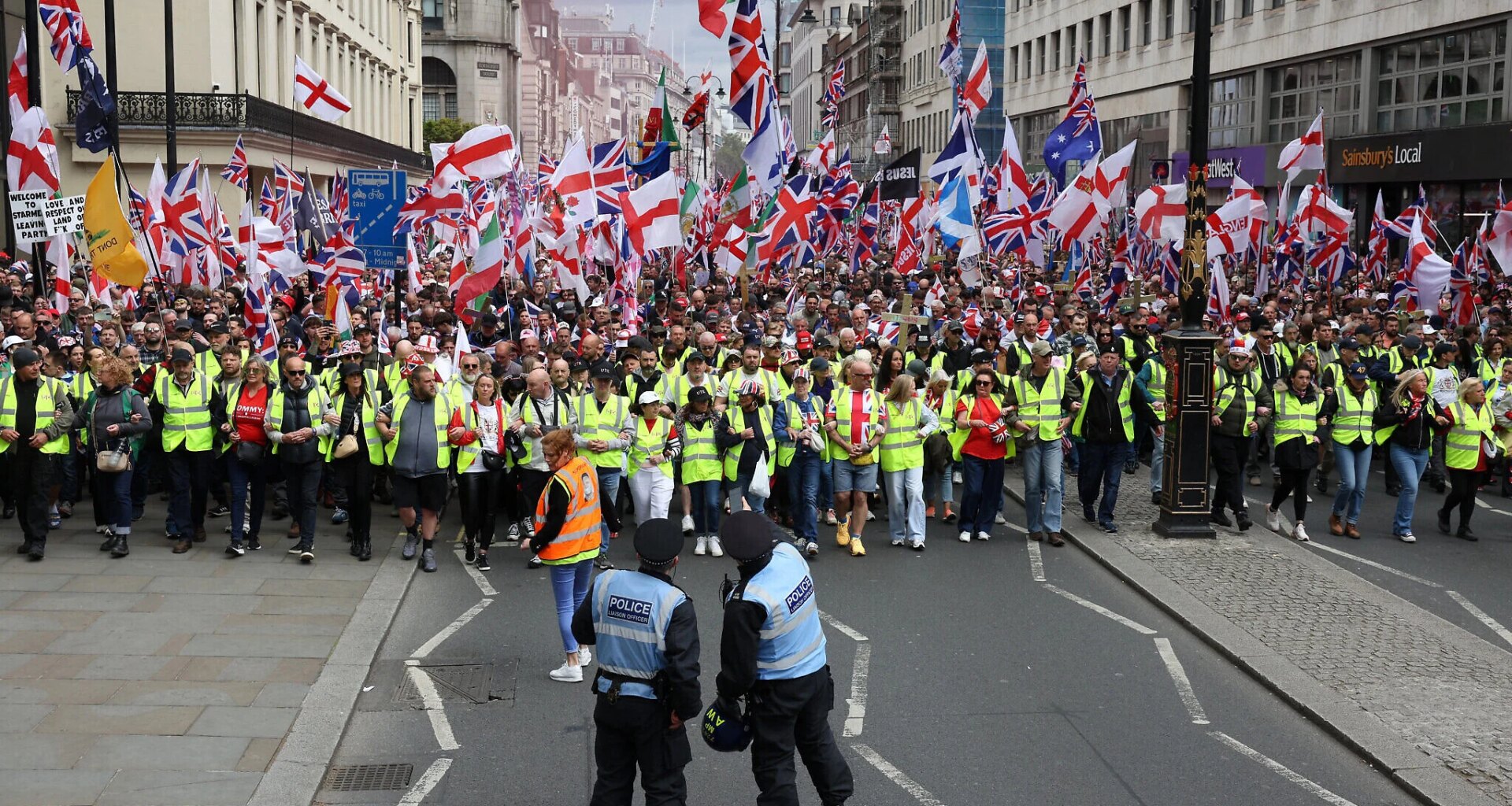 London police: 20 right-wing, 12 anti-Israel protesters arrested in dueling rallies