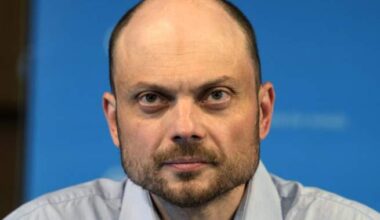 Kremlin critic says Ukraine war ‘backfiring’ on Putin as discontent grows - National