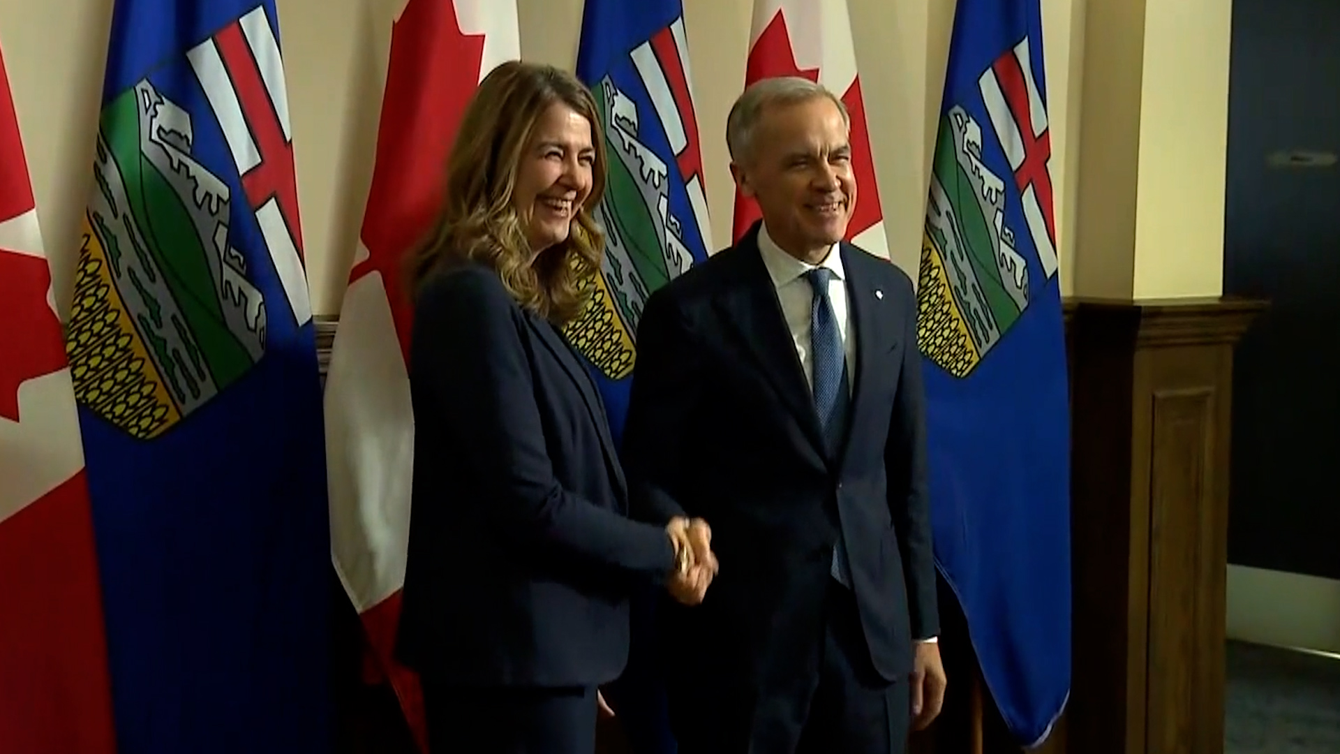 Click to play video: 'Carney, Danielle Smith announce pathway for West Coast oil pipeline'
