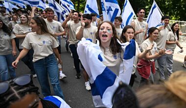 Israel Day Parade marches up 5th Avenue as Hochul signs buffer zone bill