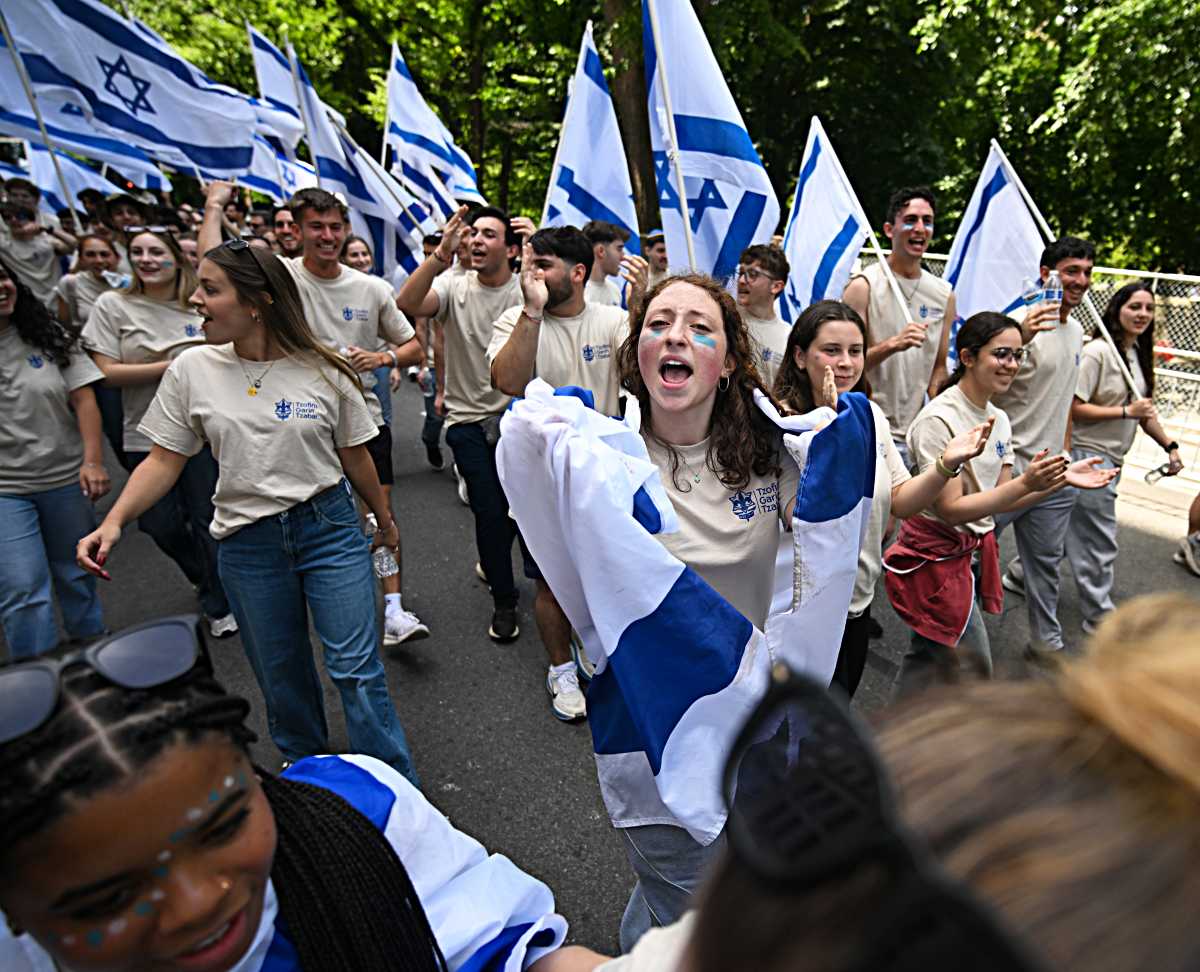 Israel Day Parade marches up 5th Avenue as Hochul signs buffer zone bill