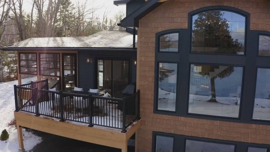 Click to play video: 'Touring the early bird prize cottage in Haliburton'