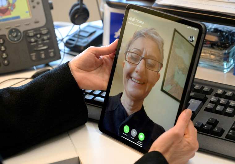 A woman uses her Ipad for a Facetime conversation, on January 29, 2019 in Rome. - A newly discovered FaceTime bug lets people hear and even see those they are reaching out to on iPhones using the video calling software, sparking privacy fears. (Photo by Vincenzo PINTO / AFP) (Photo credit should read VINCENZO PINTO/AFP via Getty Images)