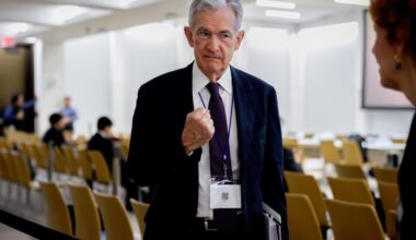 Jerome Powell could be doing incoming Fed Chair Kevin Warsh a huge favor by staying on the board
