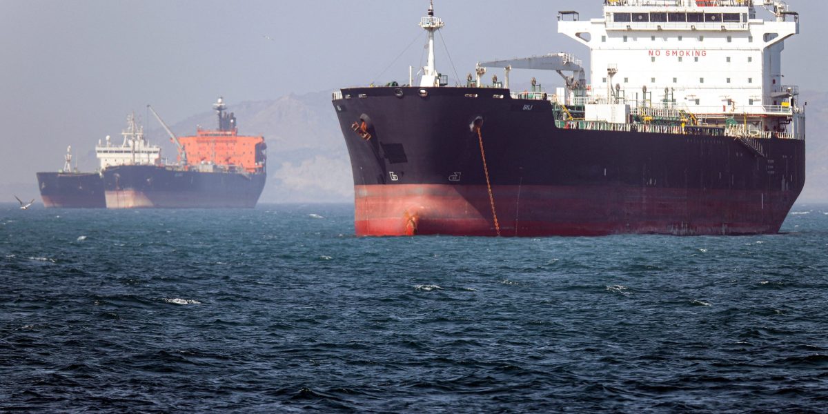 Oil drops as U.S. says deal with Iran and Hormuz reopening is near