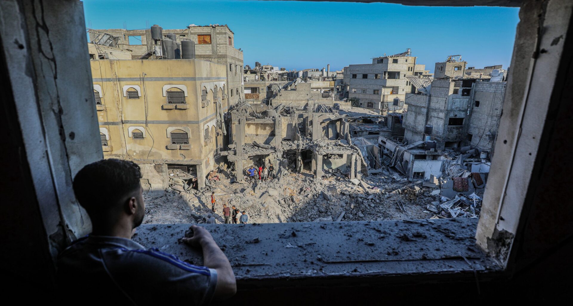 Despite the ceasefire, Israel resumes bombing entire residential blocks in Gaza, displacing dozens of families