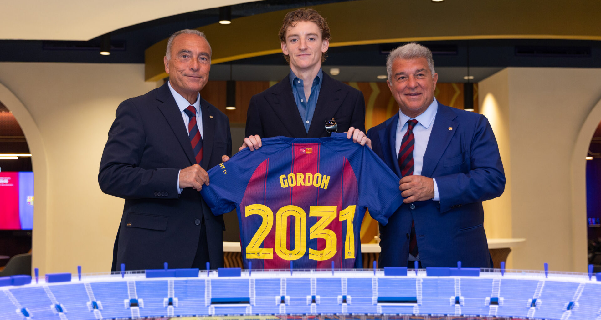 Anthony Gordon becomes an FC Barcelona player