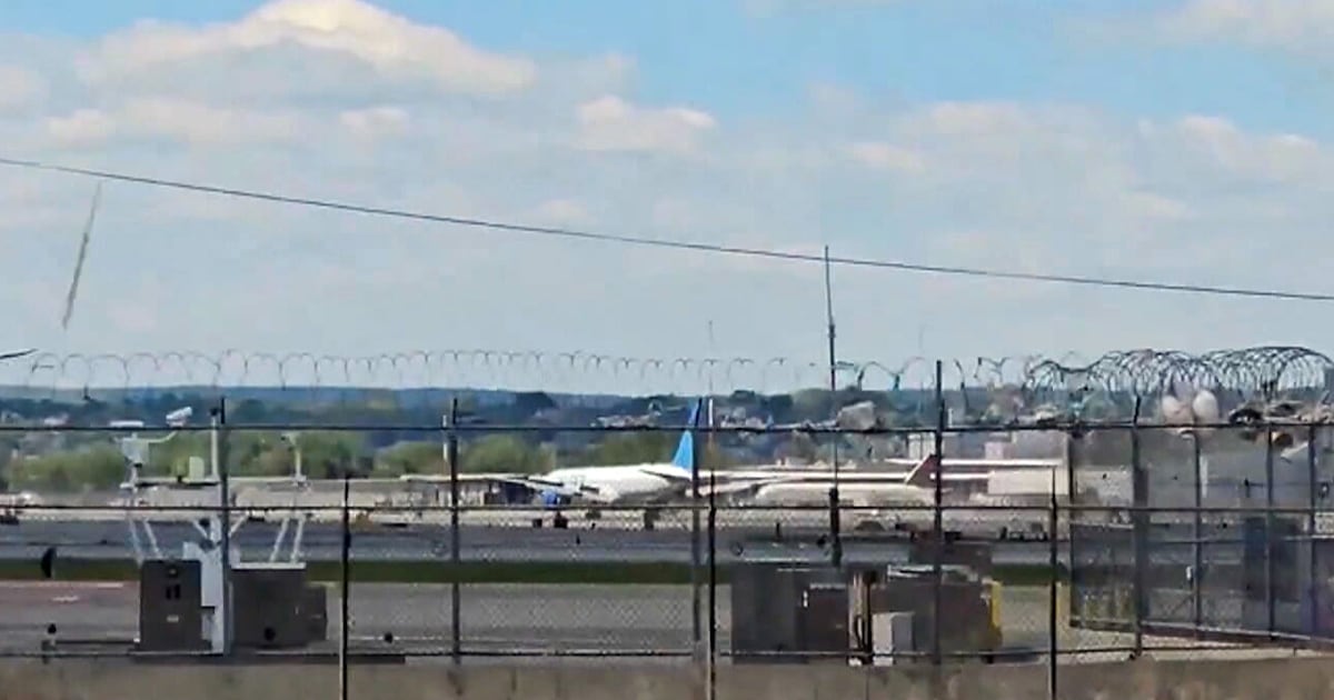 United flight landing in Newark strikes pole on New Jersey Turnpike, damages delivery truck - CTV News