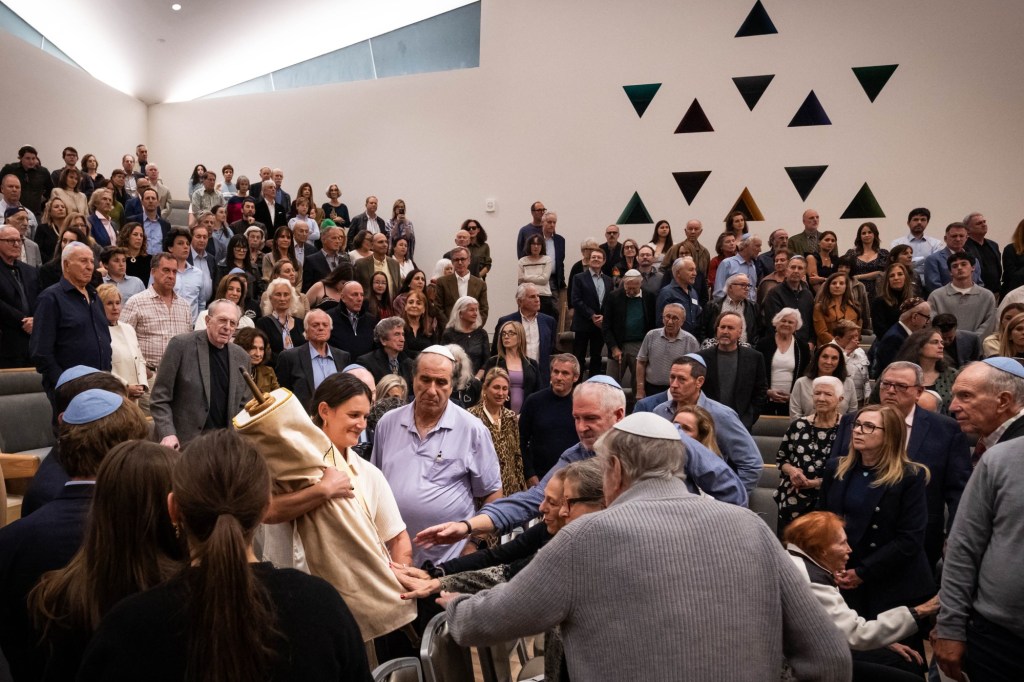 Kehillat Israel returns home to Pacific Palisades after devastating fire, marking a milestone in community rebuilding – Daily News